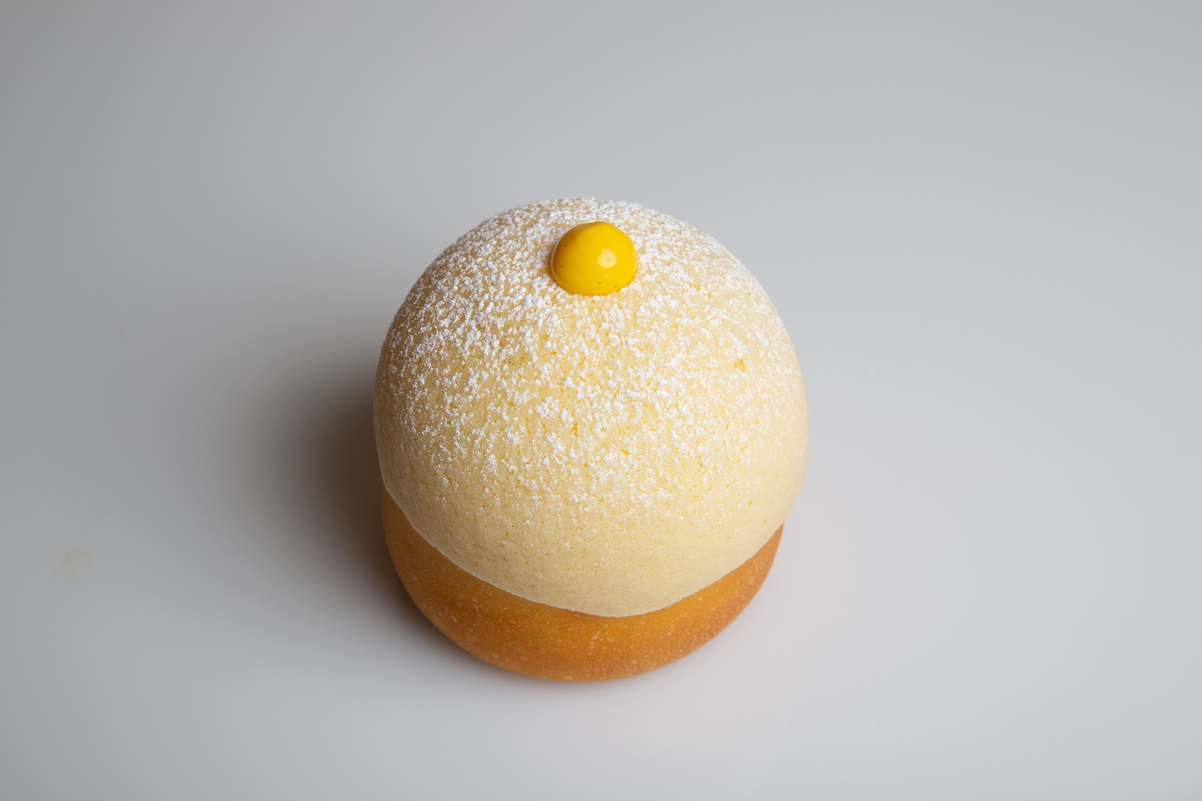 venezianaUno dei prodotti di punta è la veneziana: leggerissima, voluminosa, con crema pasticcera alla vaniglia , preparata fresca ogni mattina.